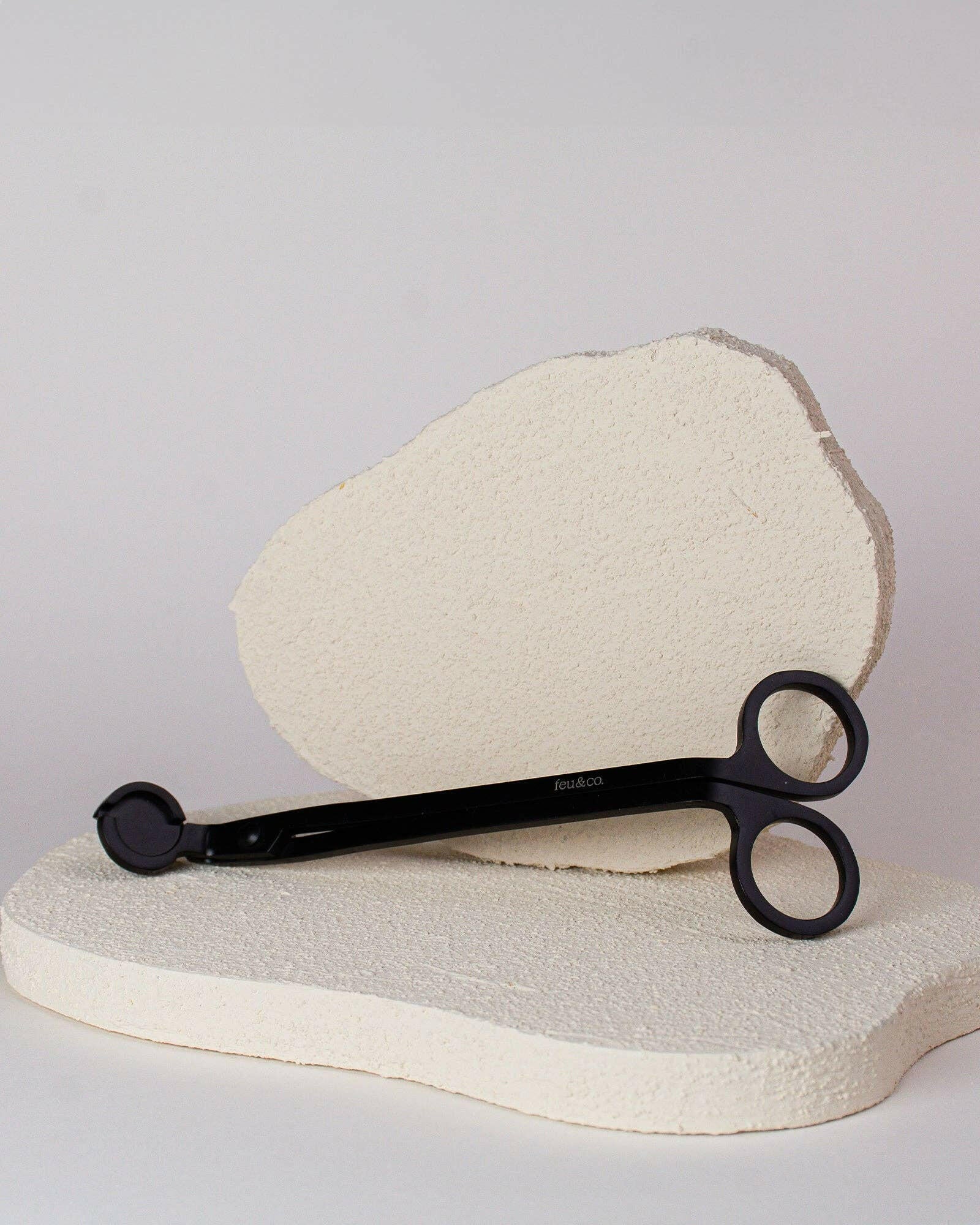 Feu & Co. – Coupe-mèche noir mat | Accessoire pour bougie - Bougies et cires | Ma Boutique Aromatique.