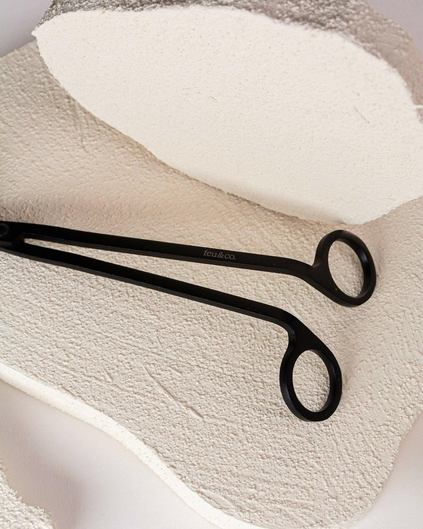 Feu & Co. – Coupe-mèche or | Accessoire pour bougie - Bougies et cires | Ma Boutique Aromatique.