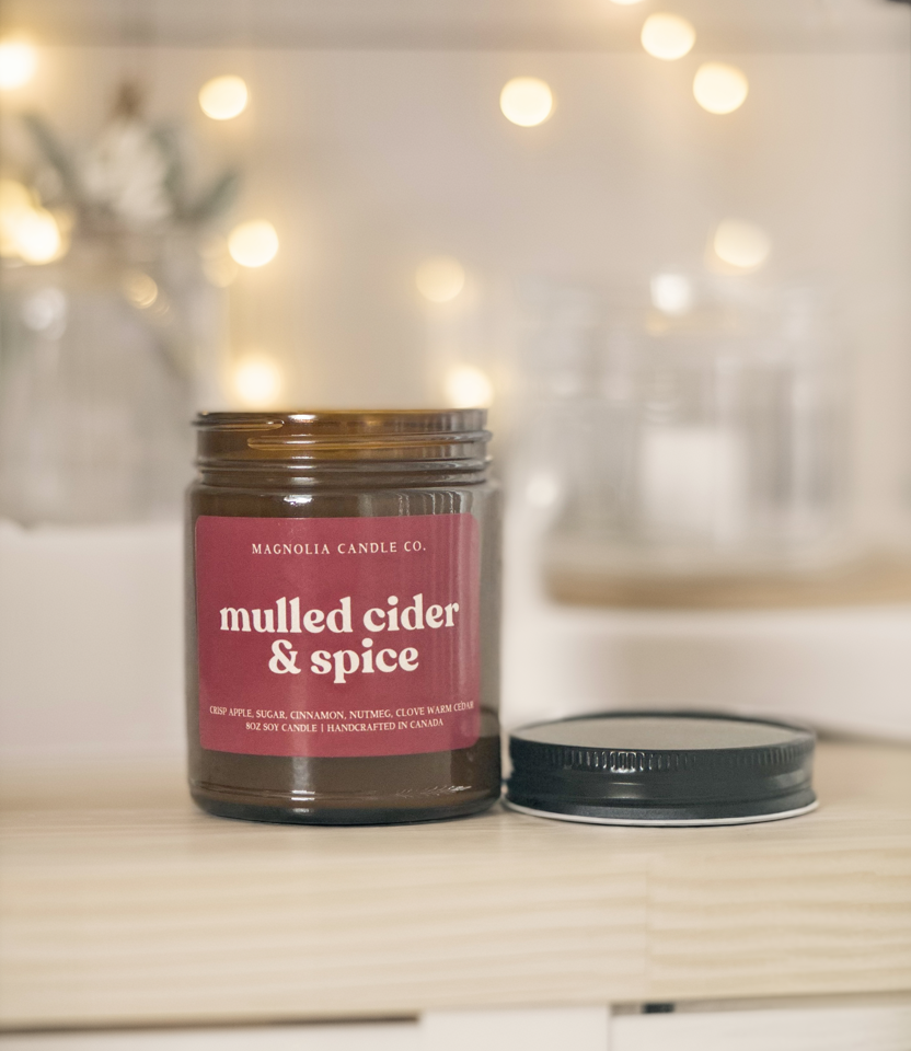 Cidre épicé & Épices - Bougie d'automne - Pot ambré 8oz - Bougies et cires | Ma Boutique Aromatique.