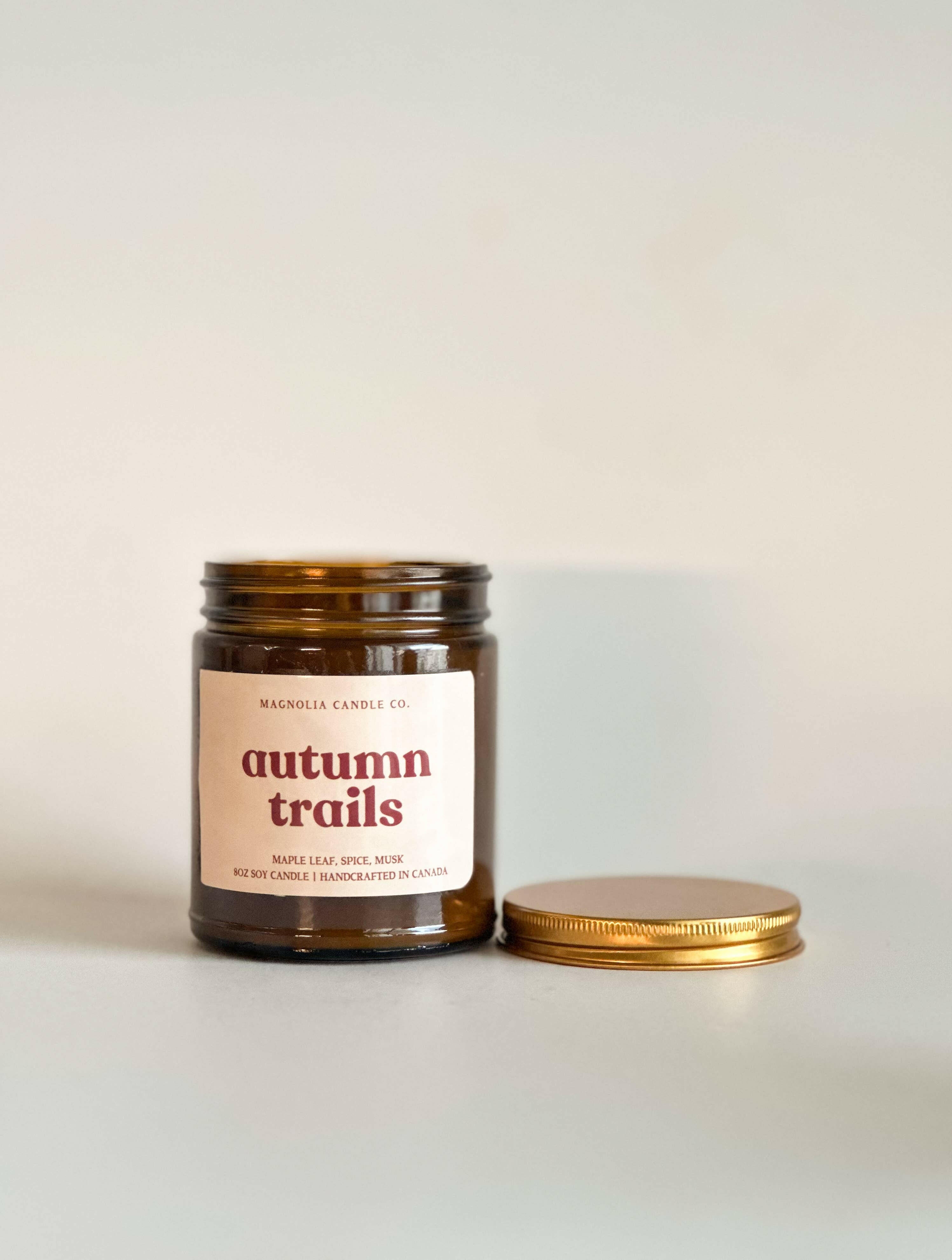 Bougie Sentiers d'Automne - Bougie d'Automne - Pot Ambre 8oz - Bougies et cires | Ma Boutique Aromatique.
