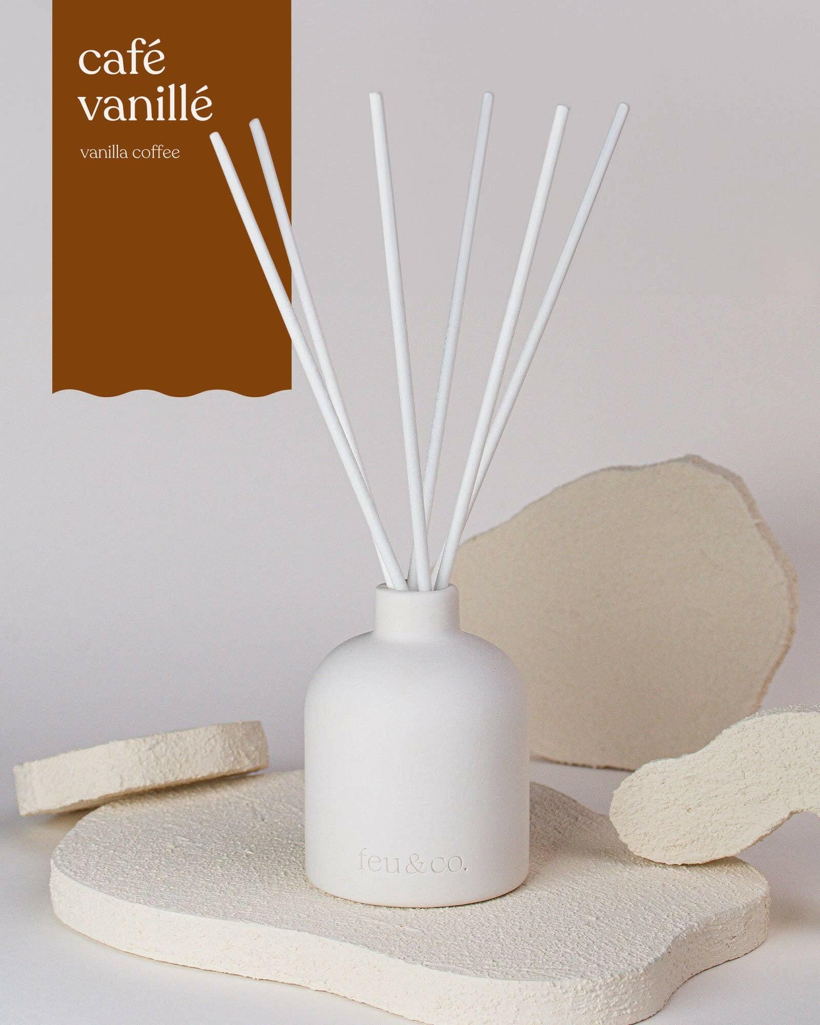Feu & Co. – Diffuseur à roseaux – Café à la vanille | Ensemble de départ 160 ml - Maison et ambiance | Ma Boutique Aromatique.