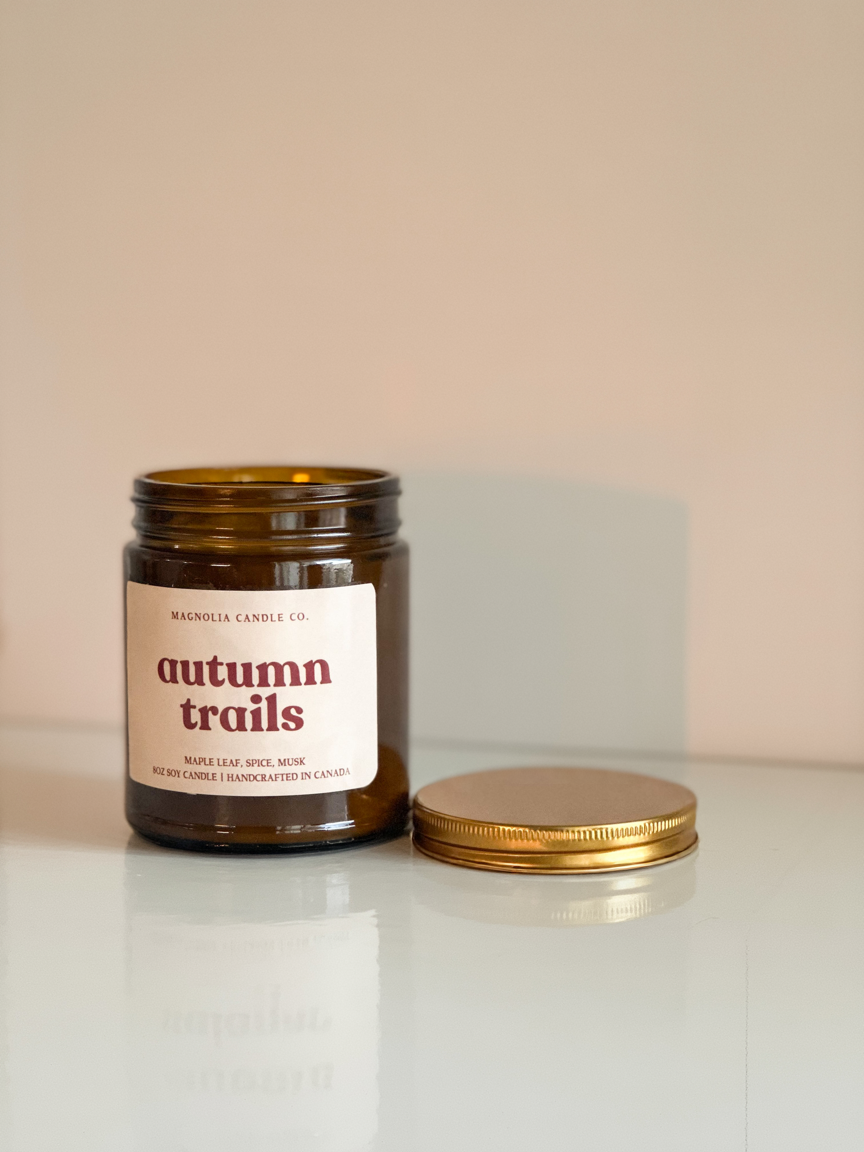 Bougie Sentiers d'Automne - Bougie d'Automne - Pot Ambre 8oz - Bougies et cires | Ma Boutique Aromatique.