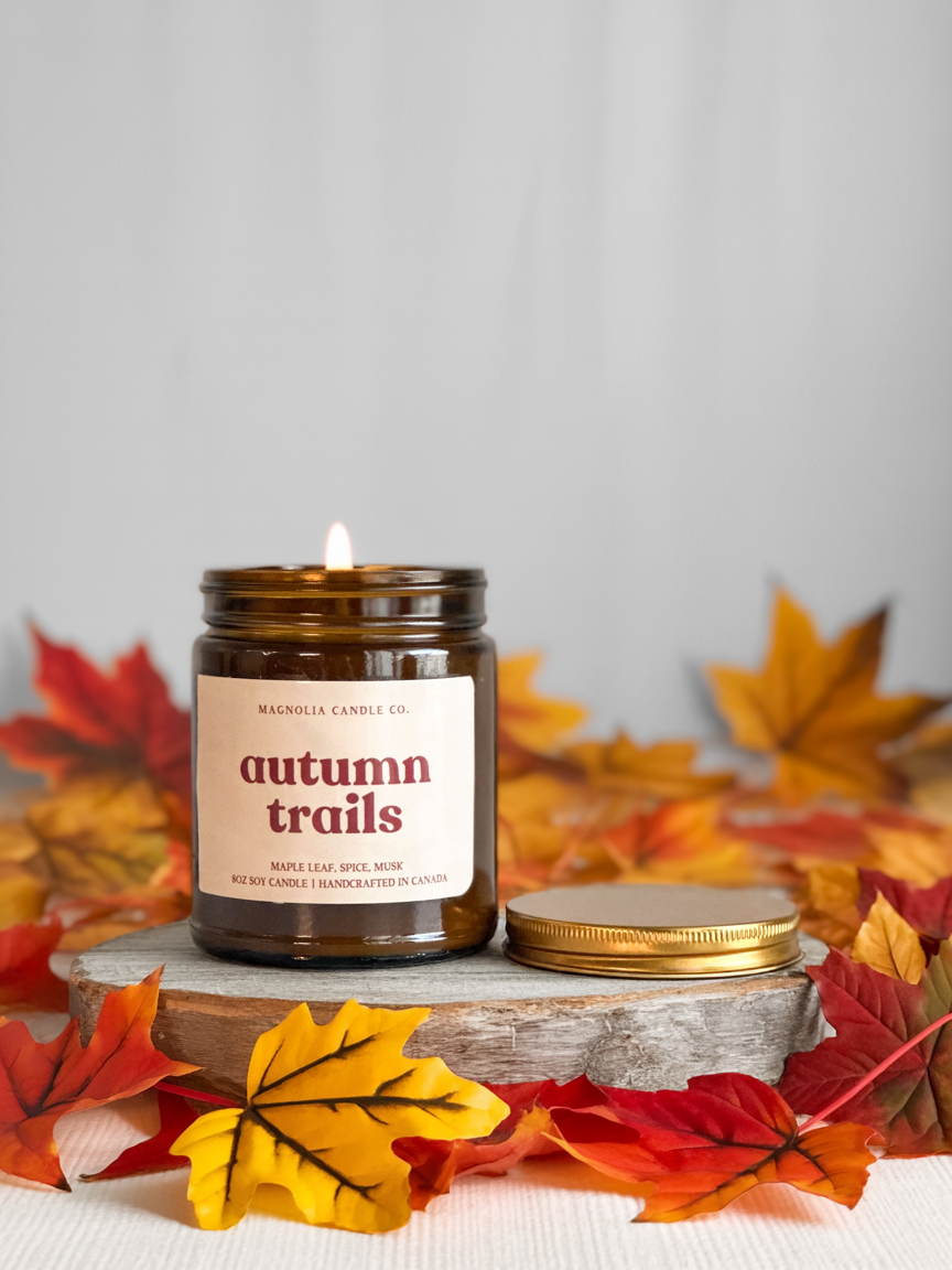 Bougie Sentiers d'Automne - Bougie d'Automne - Pot Ambre 8oz - Bougies et cires | Ma Boutique Aromatique.