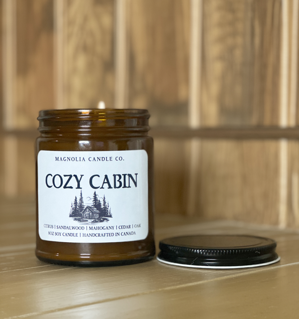 Cabane Douillette - Bougie Été | Printemps | Automne | Hiver 8oz - Bougies et cires | Ma Boutique Aromatique.