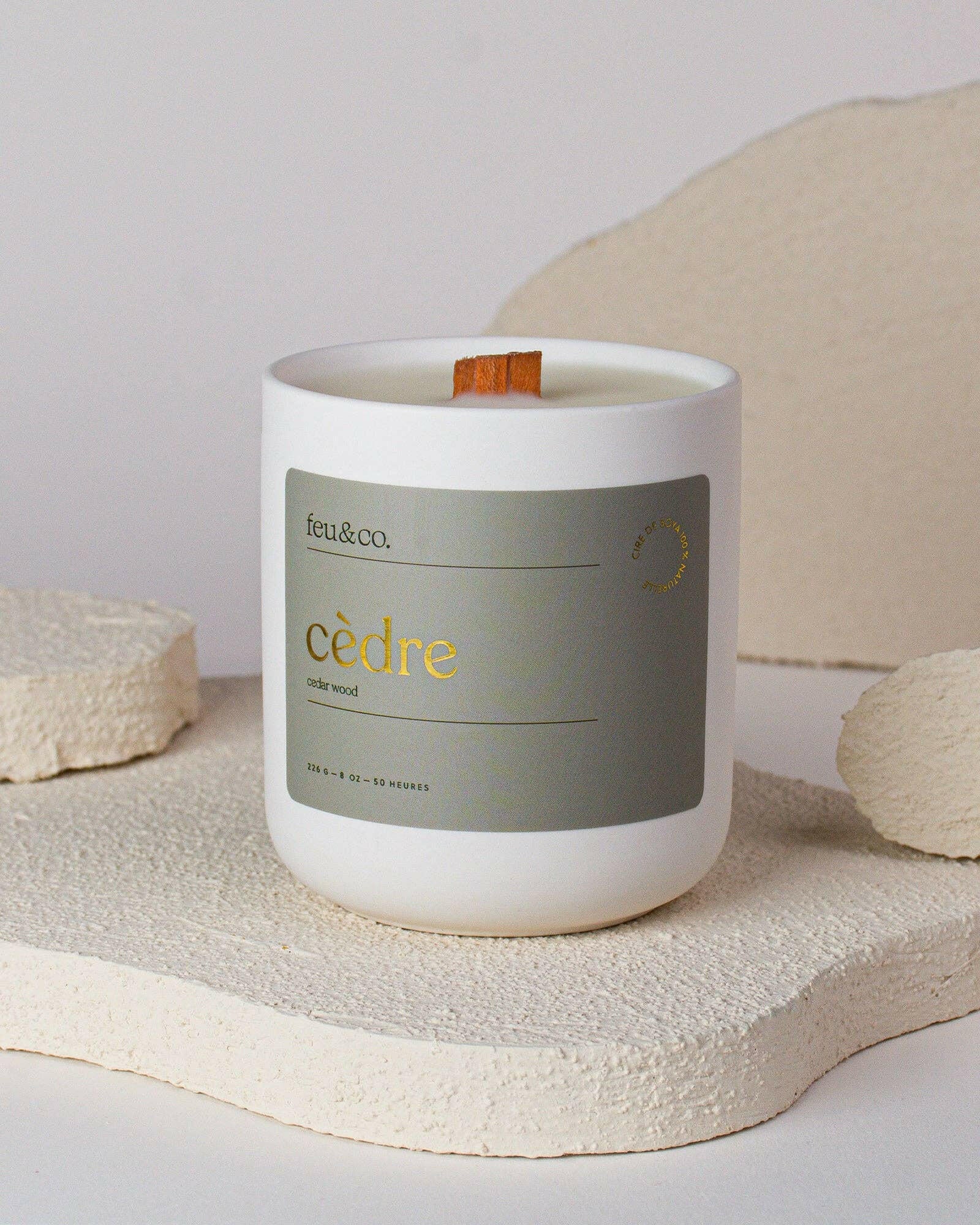 Feu & Co. – Bougie parfumée – Cèdre | 8 oz – 50h - Bougies et cires | Ma Boutique Aromatique.
